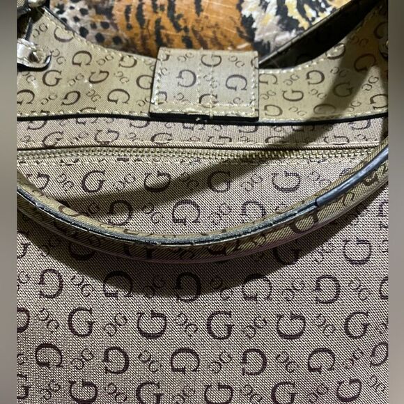 LARGE GUESS VINTAGE AND RARE SHOULDER PURSE - Picture 6 of 8
